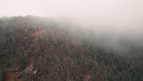 Subida-Aérea-A-Través-De-La-Niebla-Y-La-Niebla-Sobre-El-Pico-Sobre-El-Cañón-Cheyenne,-Colorado