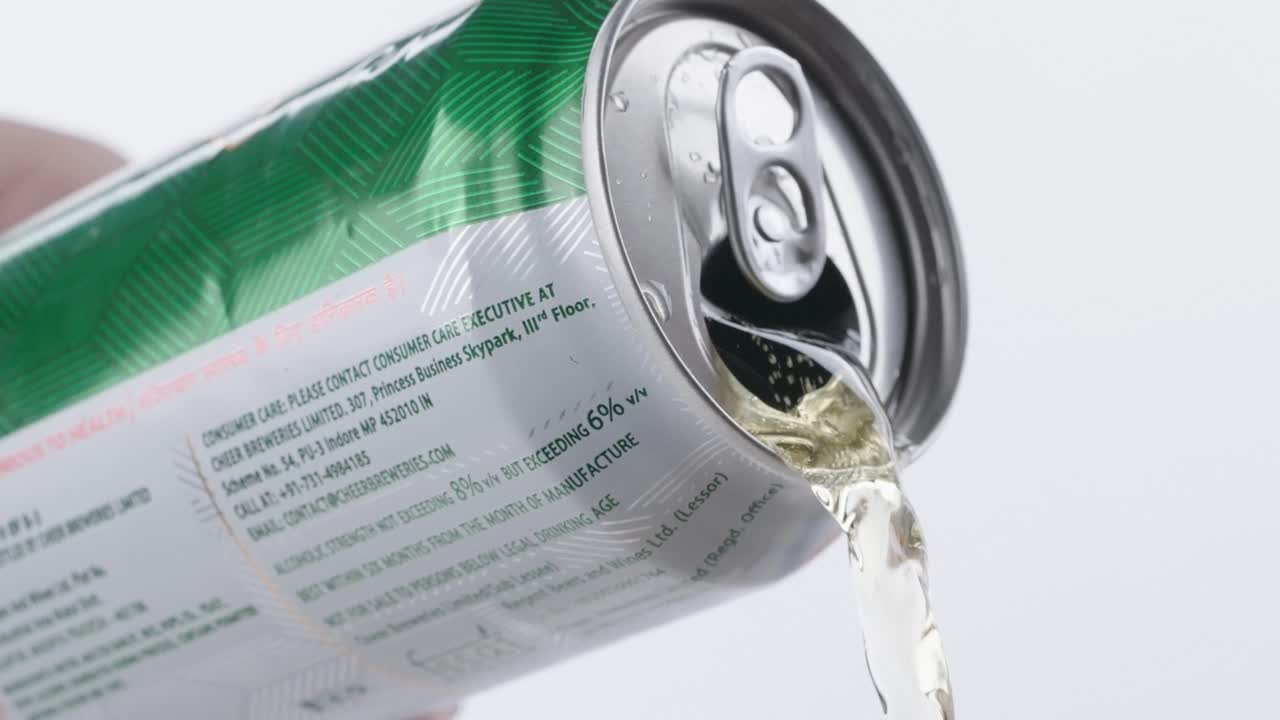 맥주 캔에서 맥주를 따르고