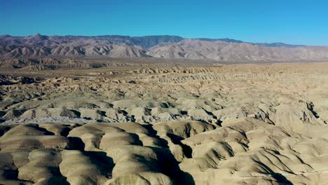 Toma-Aérea-Del-Calor-Montañoso-Del-Paisaje-De-Las-Cuevas-De-Barro-Seco-En-California,-Estados-Unidos---Parque-Estatal-Del-Desierto-De-Anza-borrego