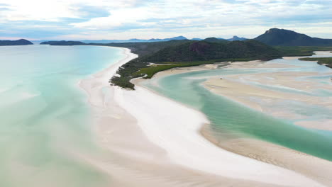 Rotating-drone-shot-of-Whitehaven-Beach-Whitsunday-Island-Australia