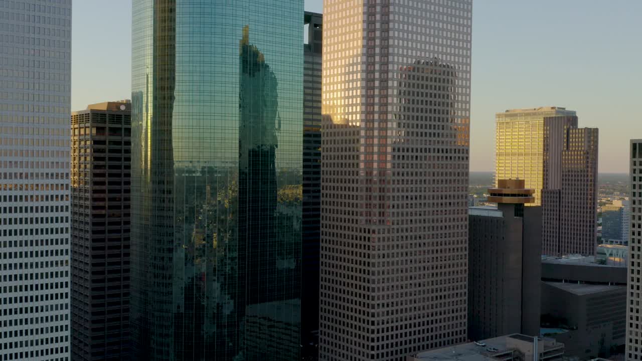 drone aéreo disparado acercándose al centro de houston