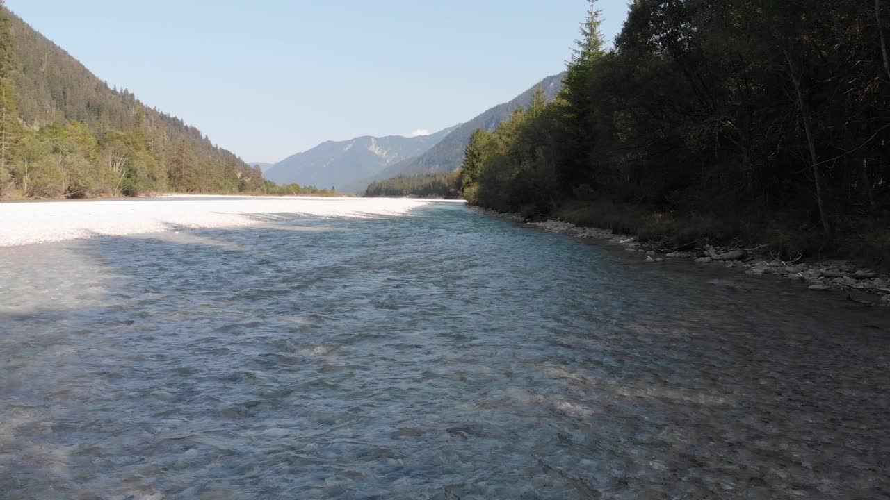 Fiume Isar a Monaco di Baviera, Germania, ripreso con un drone