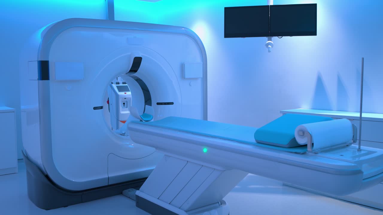 Il pannello di controllo sta avviando il posizionamento, il tavolo sta avanzando nel portale nella sala per l'allineamento della scansione.