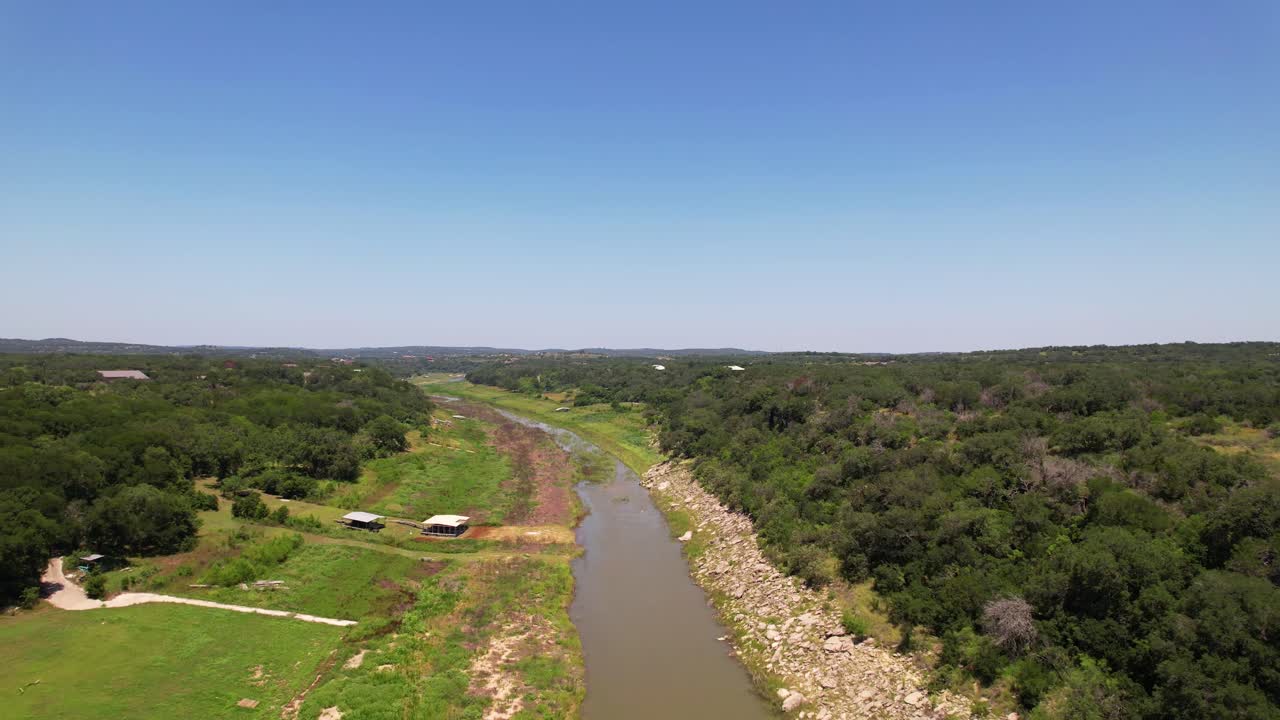 imágenes aéreas volando sobre el río pedernales cerca de spicewood, texas