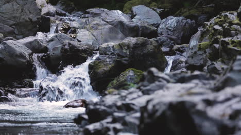 Río-Genérico,-Agua-Que-Fluye-Sobre-Rocas