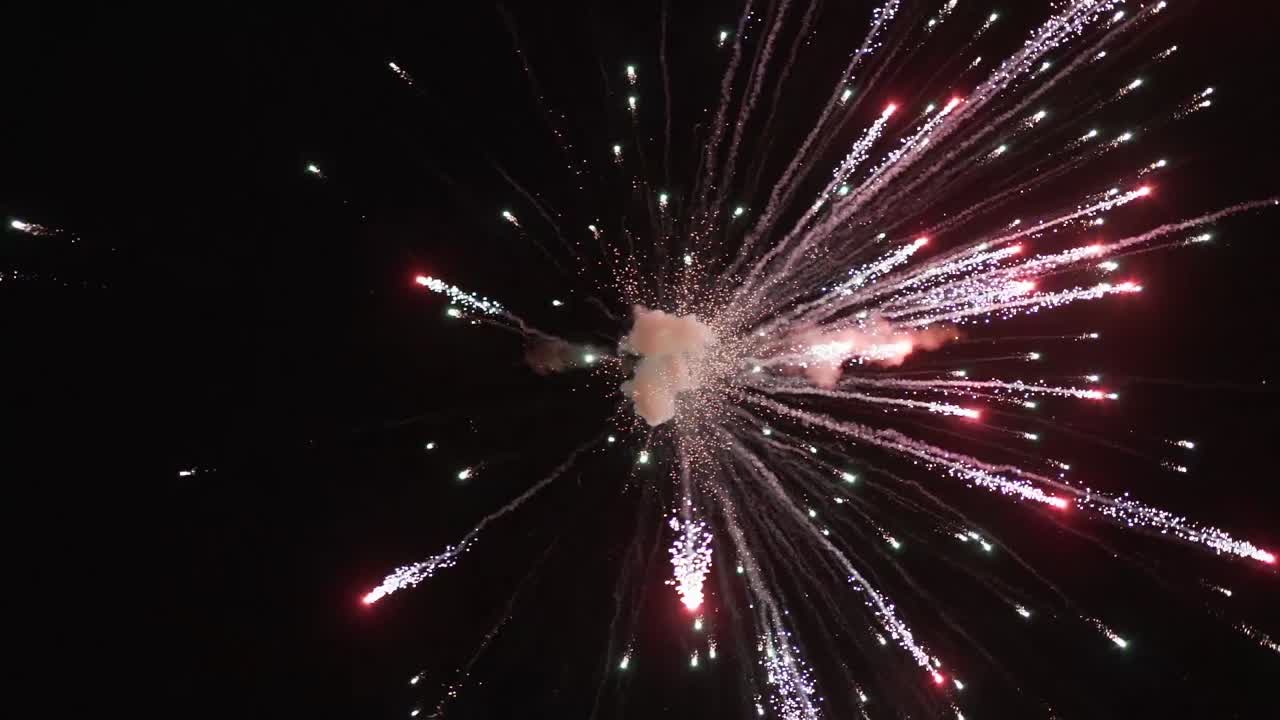 un solo fuego artificial estallando en un cielo oscuro