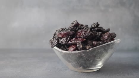 a bowl of raisins