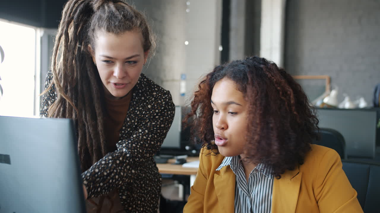 Businesswomen collaborating at office computer