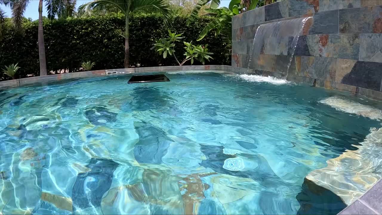 45 인치 tv가 수영장과 착륙 플래트에 던져졌습니다.