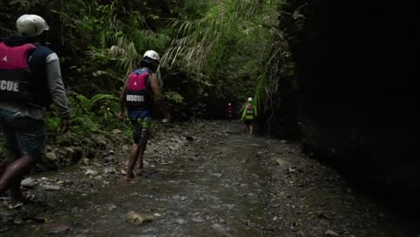 rescatistas en busca de víctimas