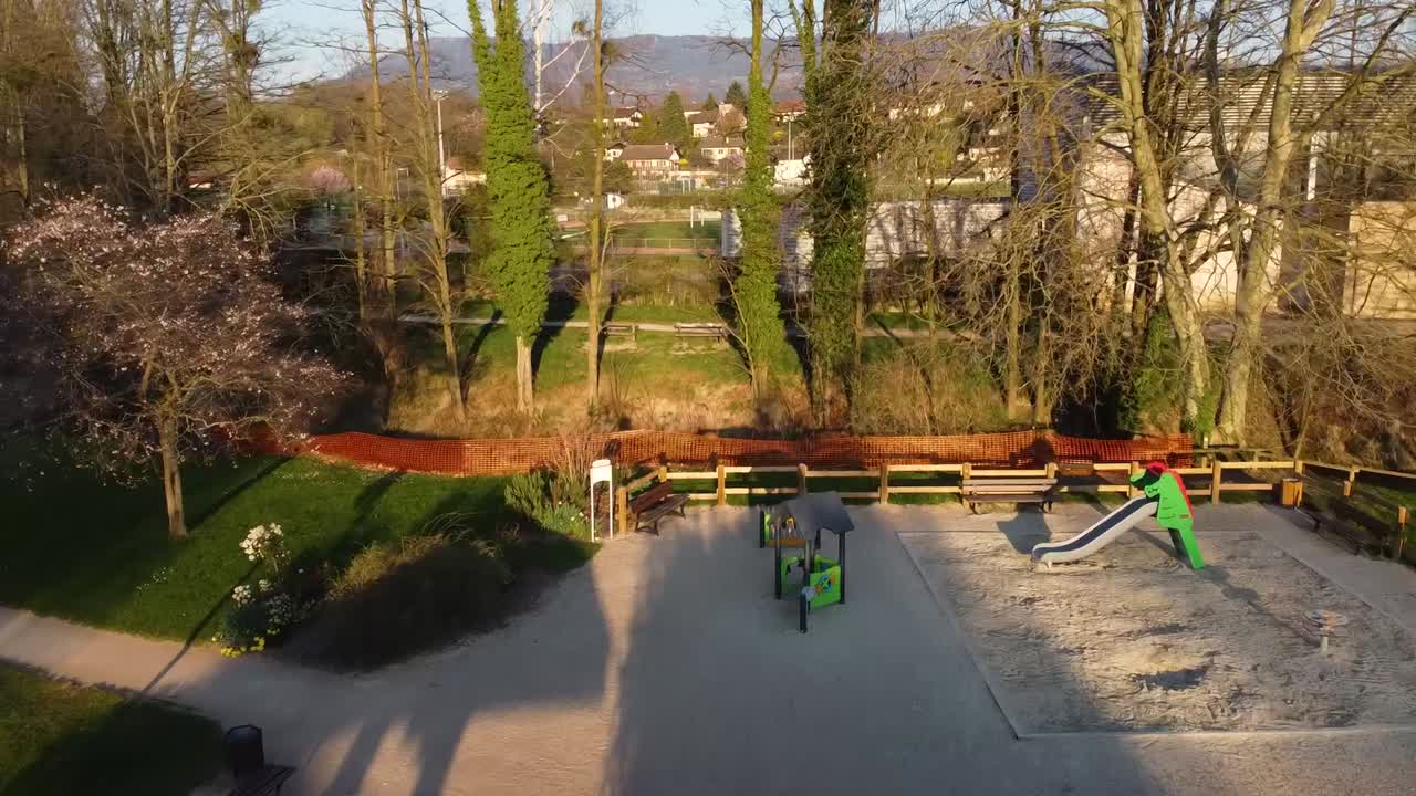 drone disparado moviéndose hacia adelante por encima de un estanque en un parque