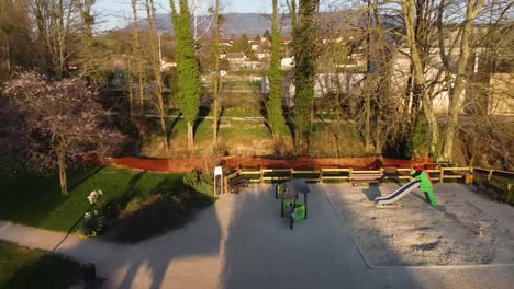 drone disparado moviéndose hacia adelante por encima de un estanque en un parque