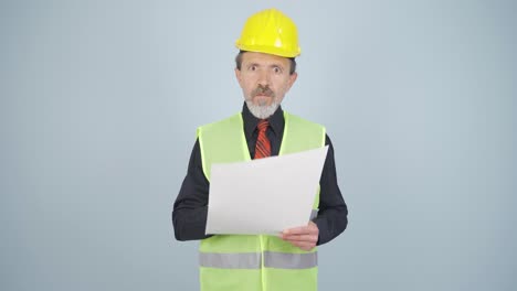el ingeniero aprueba las noticias que escuchó.