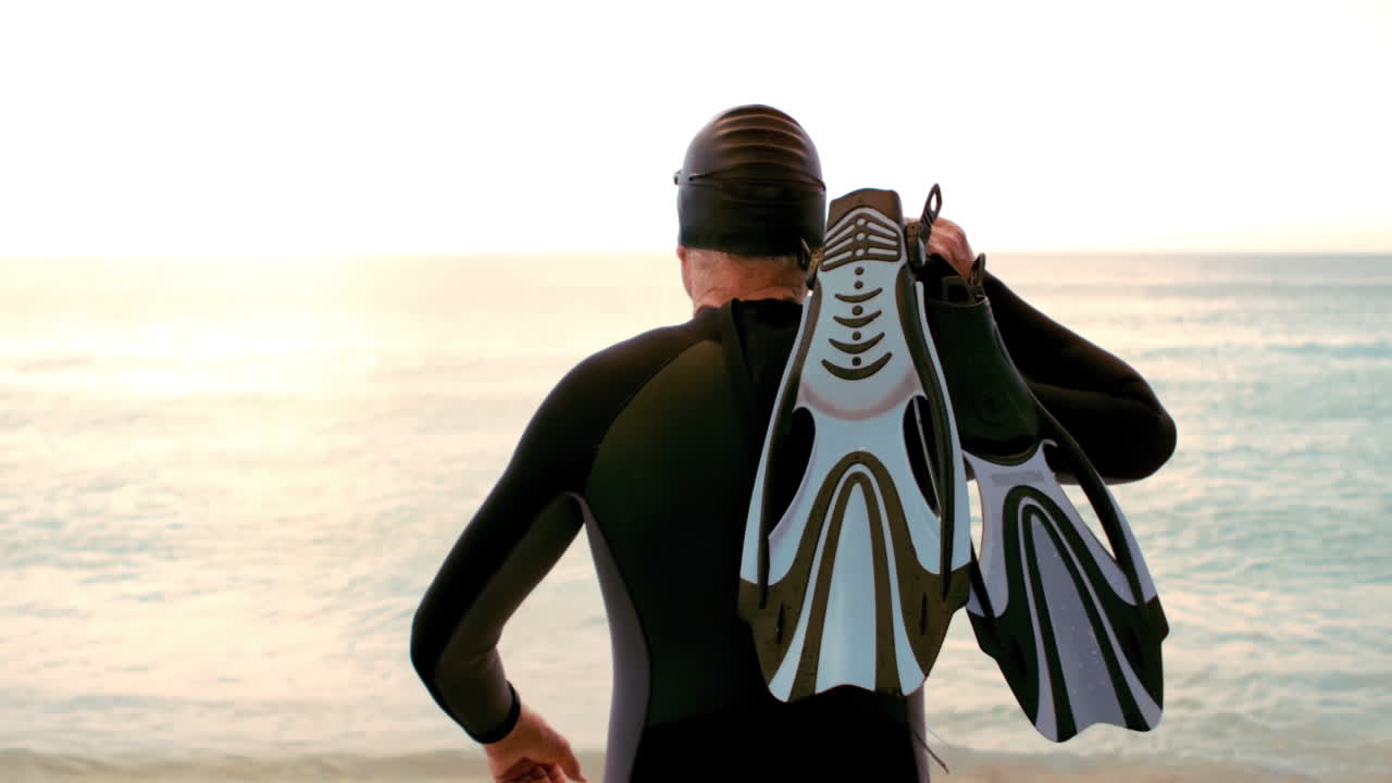 지느러미 를 가진 노인 이 물 에서 고 있다