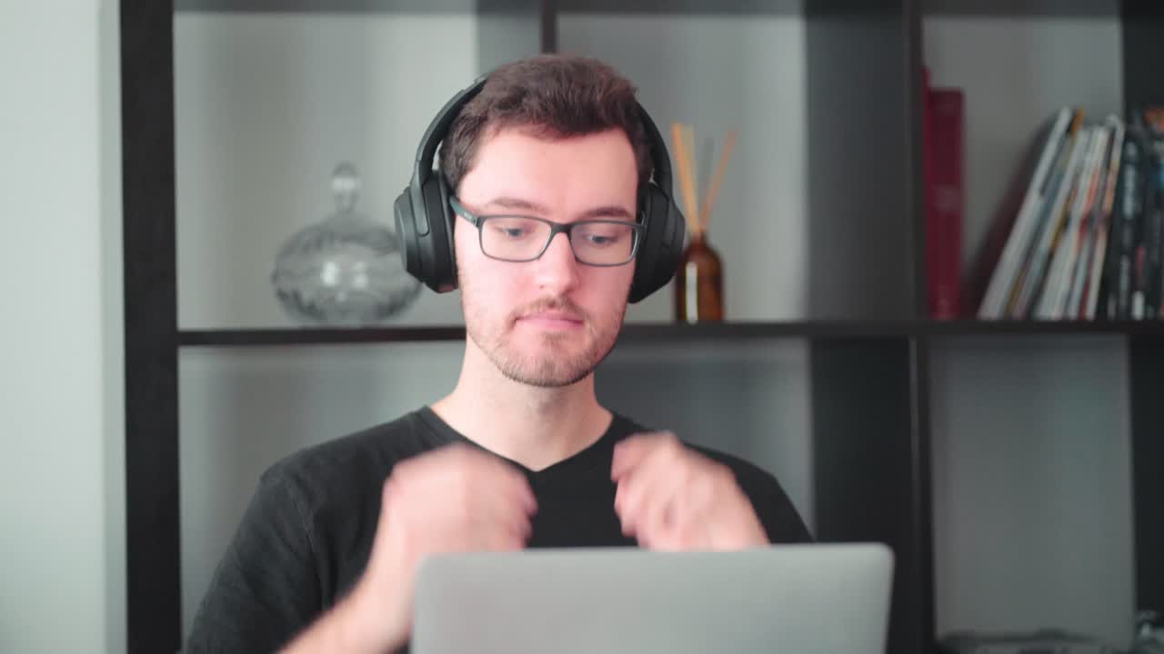 joven caucásico moderno trabajador de oficina en casa estudiante universitario aprende mesa portátil en casa