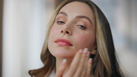 mujer aplicando crema para el cuidado de la piel