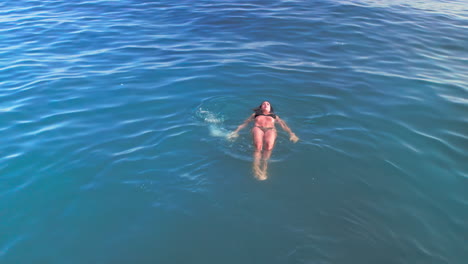 mujer nadando en el mar mediterráneo