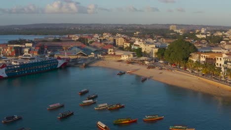 Girando-Sobre-El-Puerto-Y-El-Paseo-Marítimo-De-Zanzíbar