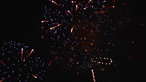 fuegos artificiales reales que explotan el relleno del marco de celebración y el bucle sin problemas desenfoque abstracto luces bokeh en el cielo nocturno con el festival de espectáculo de fuegos artificiales que brillan intensamente