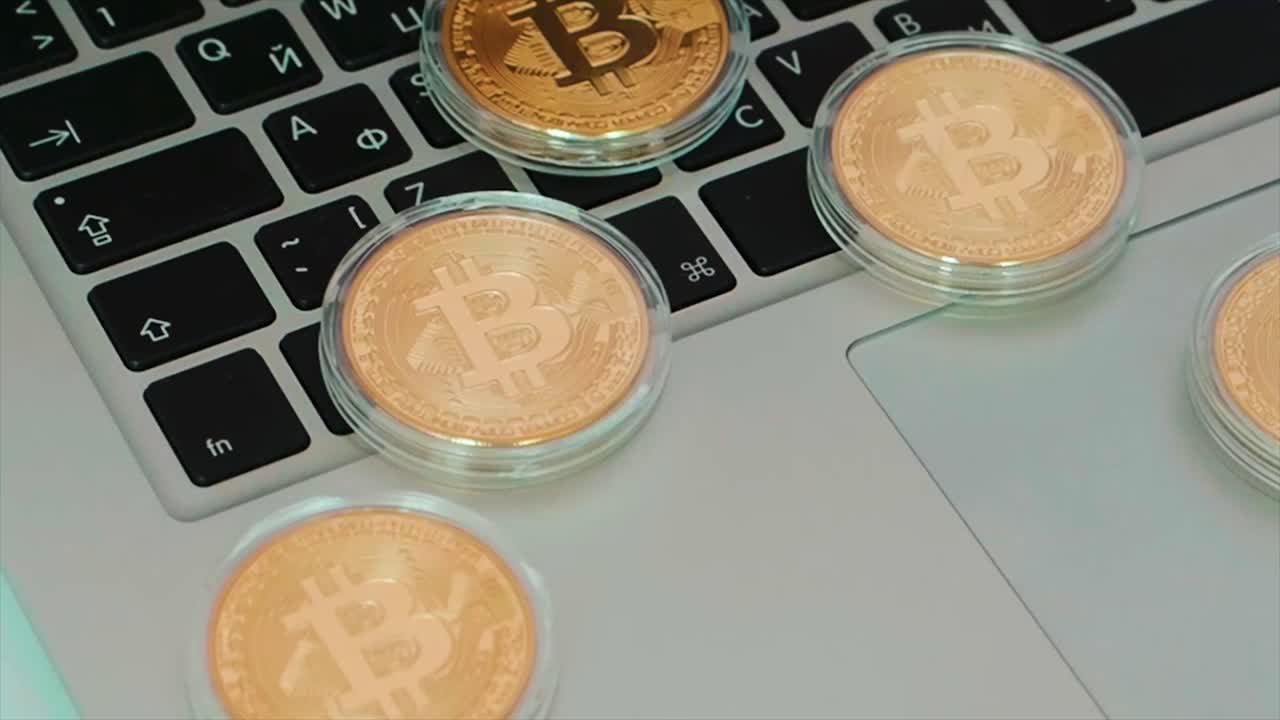 monedas de bitcoin en un teclado de portátil