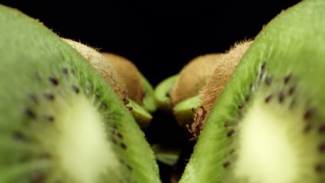 In-Zwei-Hälften-Geschnittene-Kiwis,-Super-Makro-Nahaufnahmen,-Fliegen-über-4K-Aufnahmen-In-Hoher-Qualität-Auf-Dunklem-Hintergrund