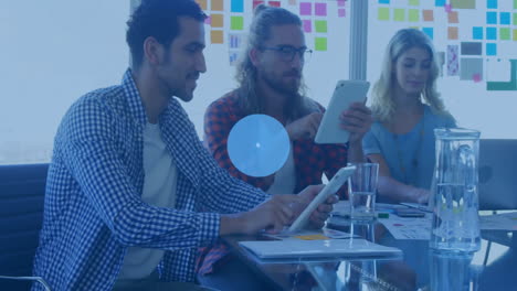 animación de la red de conexiones con iconos sobre diversas personas de negocios en la oficina