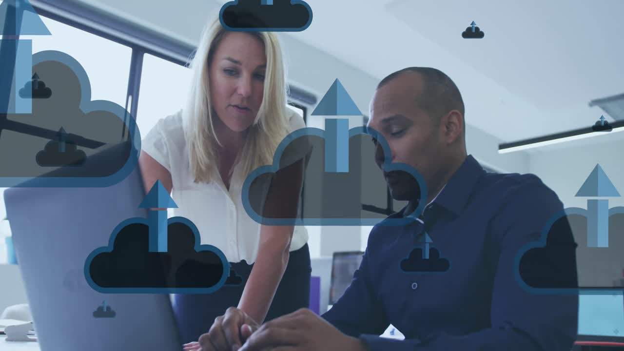 animación de nubes con flechas y procesamiento de datos sobre diversas personas de negocios que usan tablets