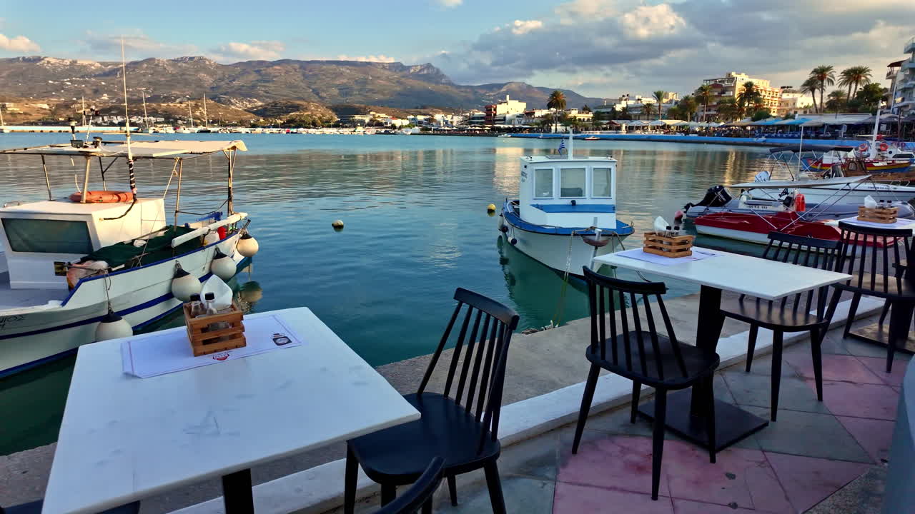 마리나 항구 에 있는 로맨틱한 저녁 식사 테이블 레스토랑, 선박이 정박한 그리스