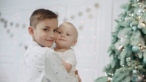 Porträt-Glücklicher-Brüder-In-Der-Nähe-Des-Weihnachtsbaums-In-Einem-Modernen-Haus.