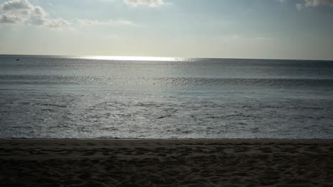 Zeitlupe-Der-Wellen,-Die-Auf-Den-Strand-Krachen