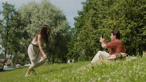 una pareja haciendo un picnic en el parque.