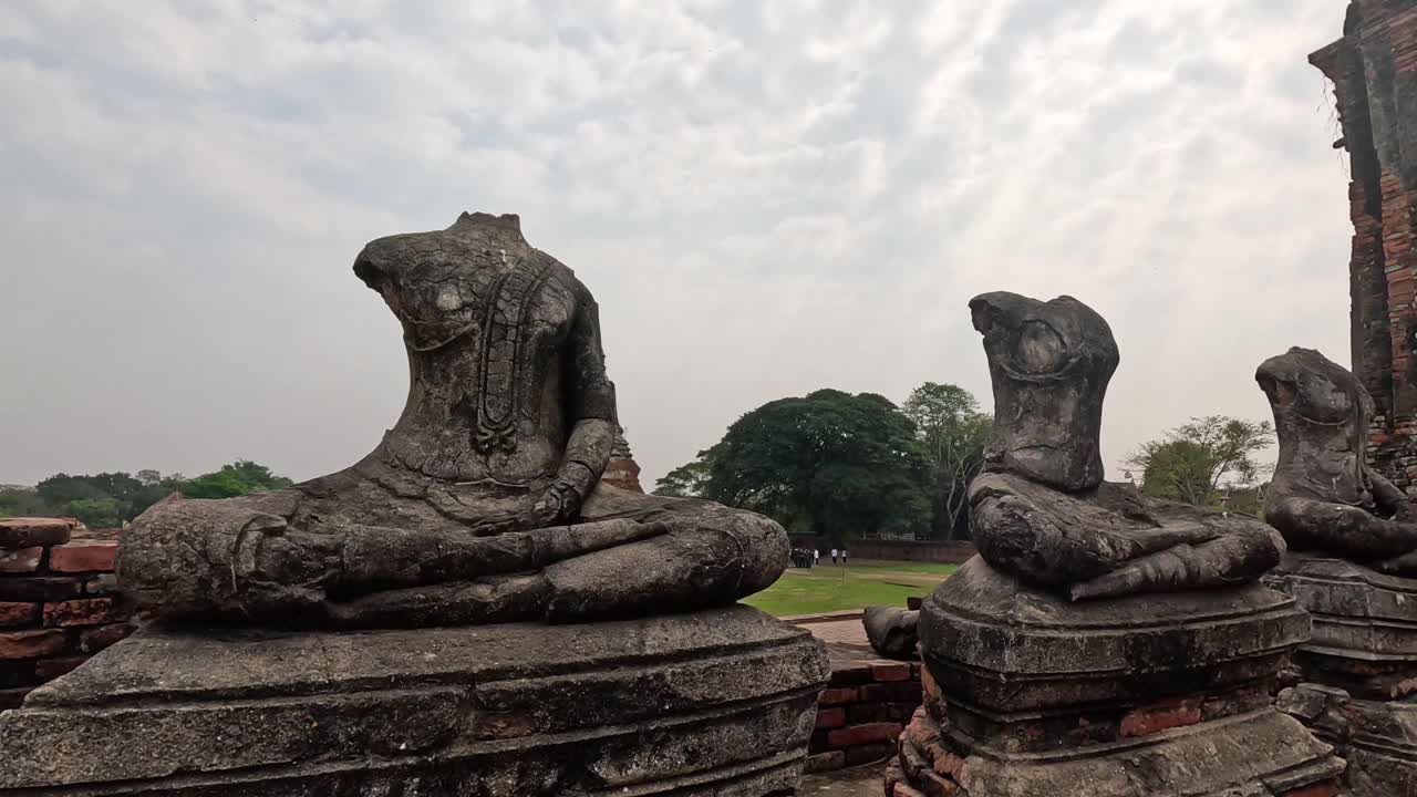 estatuas de buda decapitadas en un sitio histórico