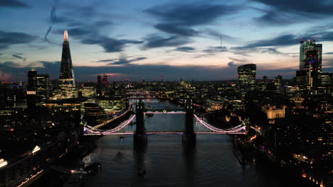 Vista-Aérea-De-Londres-Sobre-El-Río-Támesis,-Incluido-El-Puente-De-La-Torre,-El-Fragmento-Y-La-Torre-De-Londres-Al-Atardecer