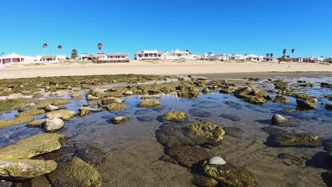 cuando baja la marea la gente juega en el borde de la línea de naufragio, puerto peñasco, golfo de california, méxico