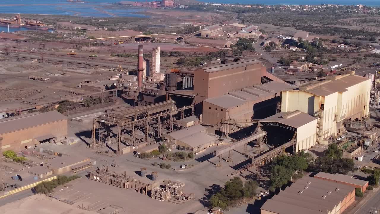vista aérea de la fábrica de acero whyalla de la alianza gfg y el puerto en el golfo de spencer, australia del sur
