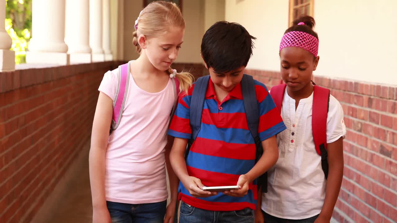 alumnos lindos tomando una selfie en el pasillo