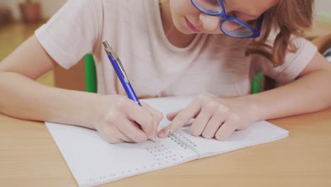 수학 숙제를 하는 예쁜 여학생.