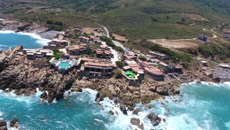 Villa-Mit-Pool-Auf-Einem-Felsen-Mit-Blick-Auf-Das-Meer-Bejaia