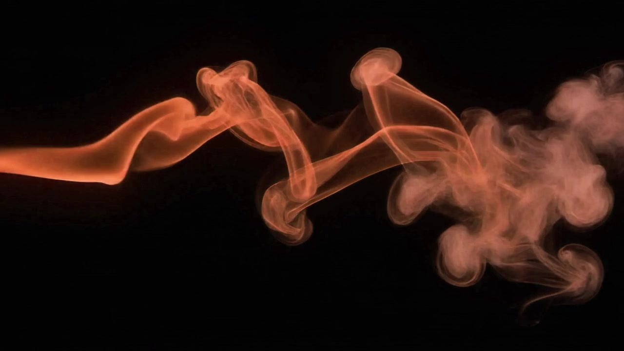 Fumo astratto arancione vorticante su sfondo nero