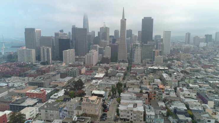 Vista aerea dello skyline di San Francisco in una giornata nuvolosa