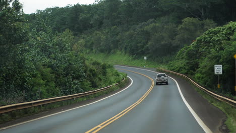 Pov-Conduciendo-En-Carreteras-De-Dos-Carriles-A-Través-De-Exuberantes-Laderas-Verdes-De-Montaña