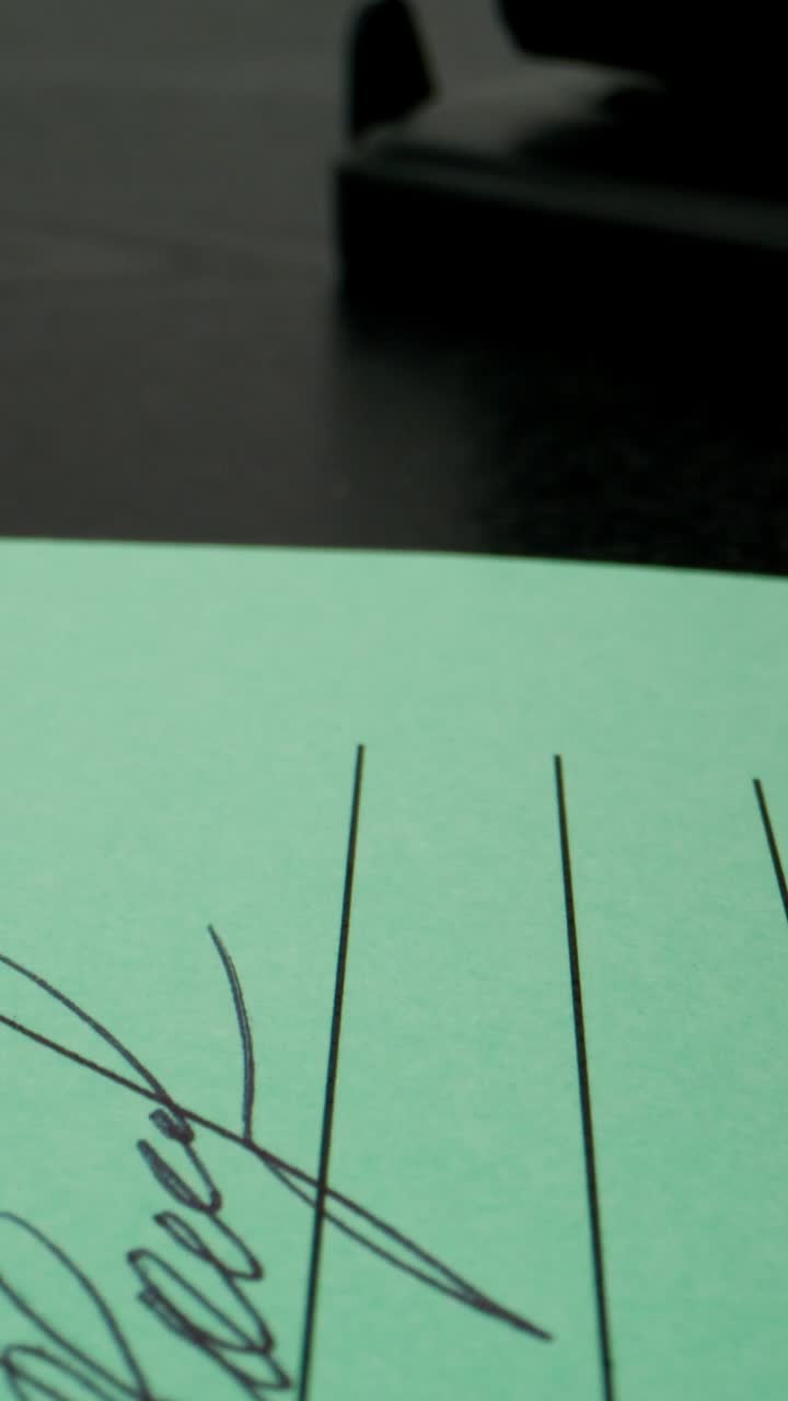 persona que firma un documento