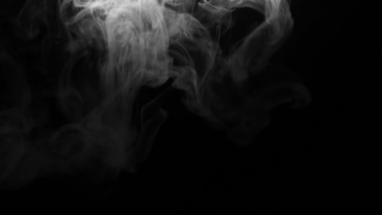 Fumo bianco che scorre e si dissolve su sfondo nero