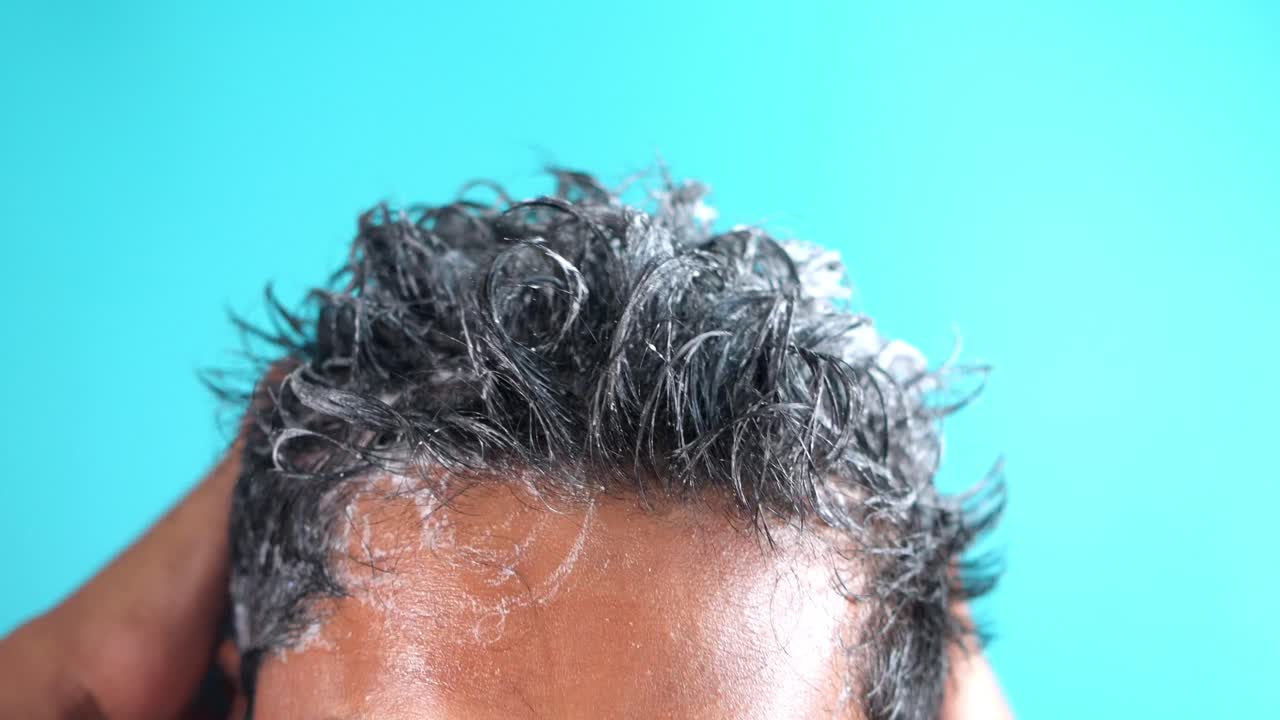 Uomo che si lava i capelli