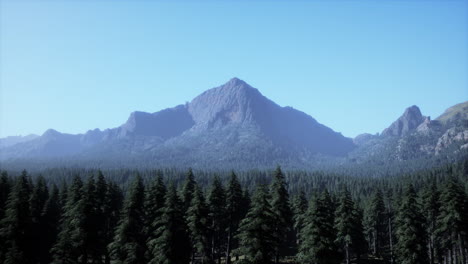 Atemberaubende-Aussicht-Auf-Die-Berge-Im-Norden-Kanadas-Im-Sommer