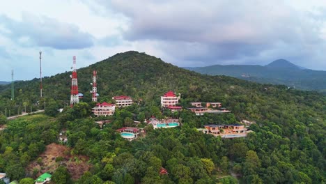 colina de la jungla con complejo de lujo, vista aérea de dron