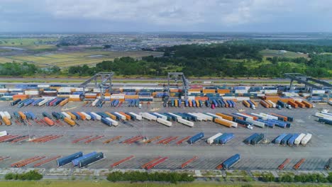 Video-De-Drones-De-4k-De-Trenes-Y-Camiones-En-El-Patio-De-Trenes-Intermodales-Csx-En-Winter-Haven,-Florida