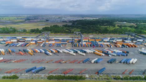 video de drones de 4k de trenes y camiones en el patio de trenes intermodales csx en winter haven, florida