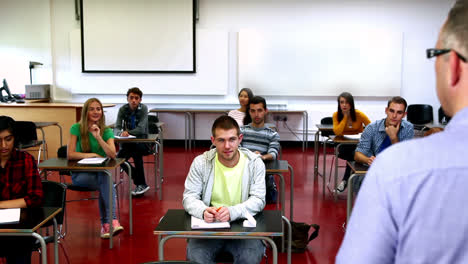 el profesor hablando a su clase.