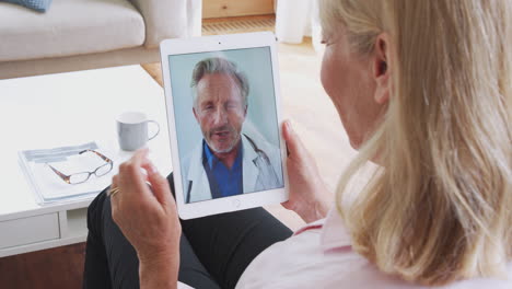 Mujer-Madura-Que-Tiene-Consulta-En-Línea-Con-El-Médico-En-Casa-En-Una-Tableta-Digital